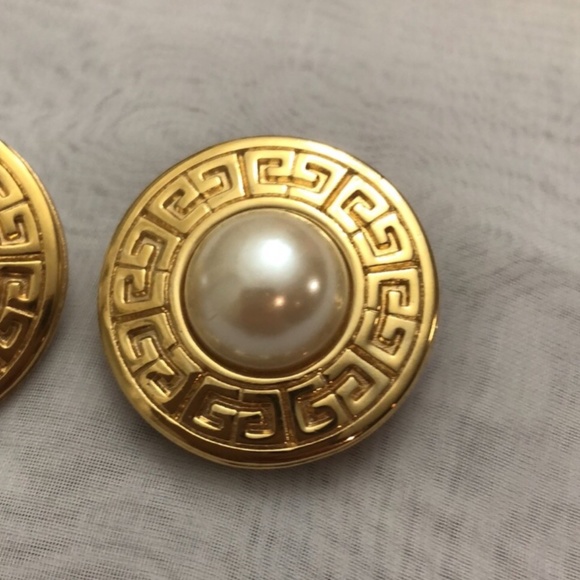 Vintage Circle Givenchy logo clip-on gold tone earrings - Picture 2 of 5